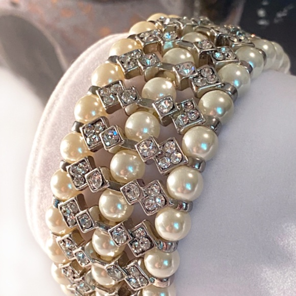 BANANA REPUBLIC Pearl & Rhinestone Bracelet - Picture 2 of 4